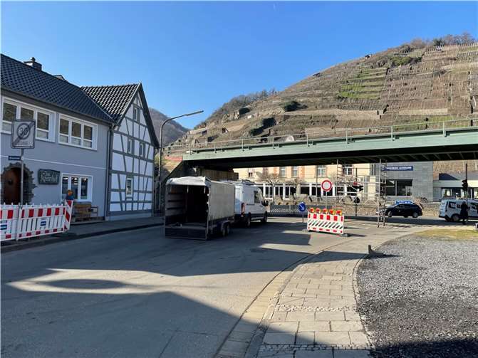 Die Bahnüberführung in Walporzheim.  Foto: ROB