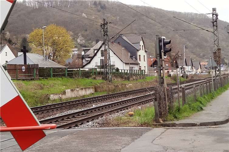 Die Bahnübergänge Josef-Leusch-Straße und Braunsbergweg werden für Gleisbauarbeiten in der Nacht vom 9. zum 10. April gesperrt.Foto: HE