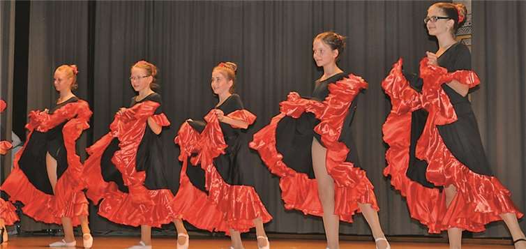 Die Ballettkinder tanzen zu klassischer und moderner Musik. Privat