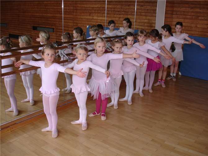 Die Ballettmädchen üben vor der Spiegelwand.Foto: privat