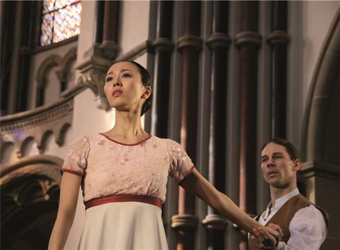 Die Balletttänzer Asuka Inoue und Michael Jeske bieten einen Pas de Deux aus „Die Tausend Grüße“ von Uwe Scholz dar.privat
