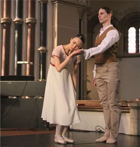 Die Balletttänzer des Theaters Koblenz, Asuka Inoue und Michael Jeske, bieten einen Pas de Deux aus dem Ballettabend „Die Tausend Grüße“ von Uwe Scholz dar.  privat