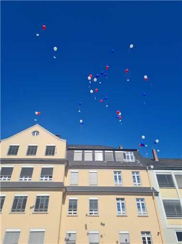 Die Ballons in der Luft.