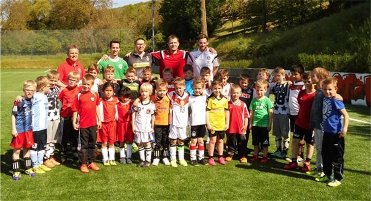 Die Bambini, F-Jugendspieler, Trainer und Betreuer des FV Erpel mit Sebastian Weinand.