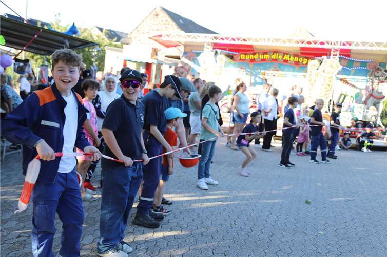 Eicher feierten traditionelle Kirmes auf dem Dorfplatz Die Bambini Feuerwehr Eich half ebenfalls mit.