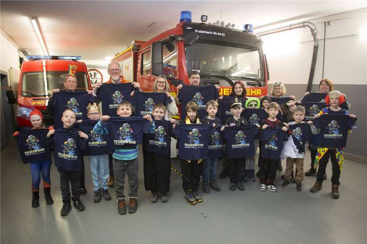 Die Bambini-Feuerwehr freut sich sehr über die neuen T-Shirts. Foto: Feuerwehr VG Puderbach/Wolfgang Tischler