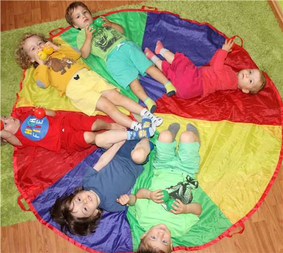 Die Bambini auf dem Schwungtuch.Privat