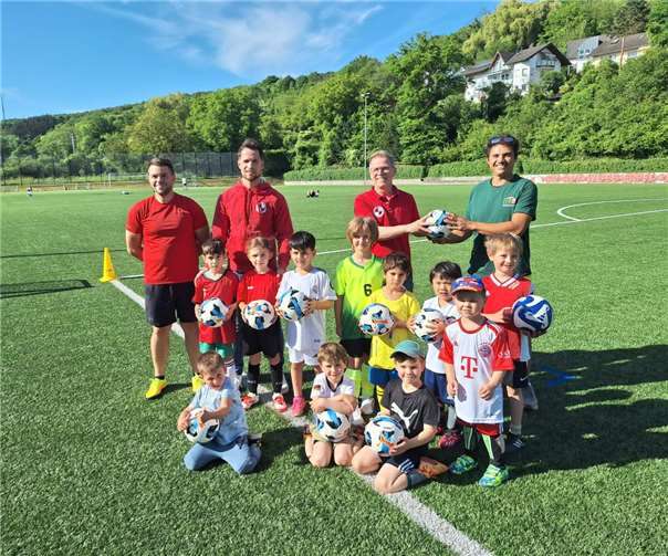 Die Bambini des FV Erpel mit dem neuen Bällen. Foto: privat