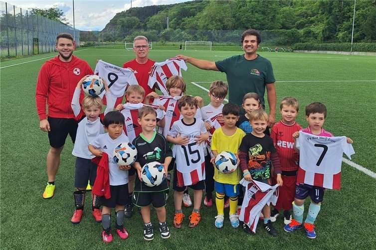 Die Bambini des FV Erpel mit dem neuen Trikotsatz. Foto: privat