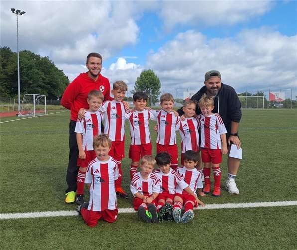 Die Bambini des FV Erpel mit dem neuen Trikotsatz in Asbach.  Foto: privat