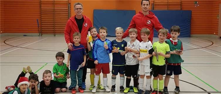 Die Bambini des FV Erpel mit ihrem Weinachtspäckchen nach dem Training. privat