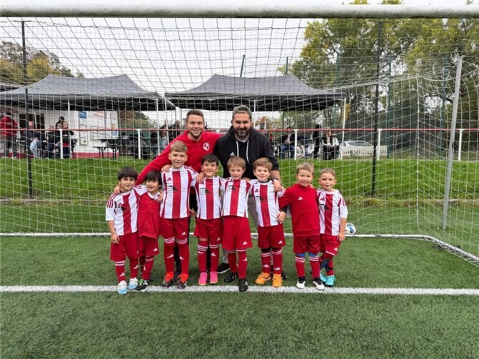 Die Bambini des FV Erpel mit ihren Trainern Chris Meyer und Sinan Zahterogullari.  Foto: privat