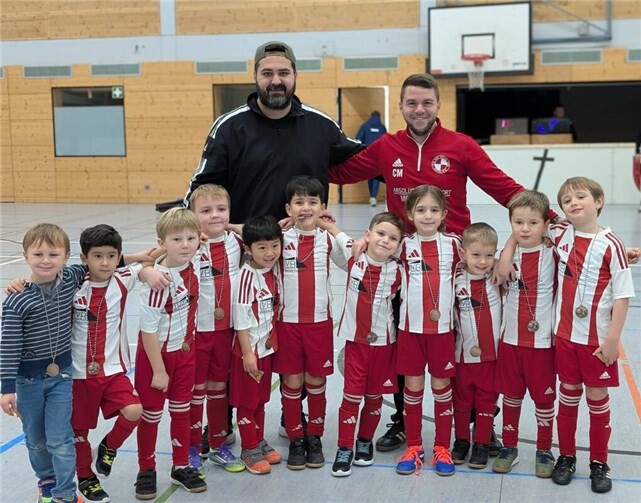 Die Bambini des FV Erpel mit ihren Trainern Chris Meyer und Sinan Zahterogullari in Linz.  Foto: privat