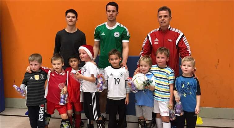 Die Bambini des FV Erpel mit ihrer Weihnachtstüte nach dem Hallentraining: Mattis Schmitz )vorne, von links), Dorian Kolfenbach, Halil Cetin, Til Kappelhoff, Jaden Altas, Felix Gries, Felix Schipplock und Julian Bluhm mit ihren Betreuern Enrico Bonn (hinten, von links), Michael und Thomas Siebert. Es fehlen: Aykan Gavak, Bennet Christmann, Elias Frömbgen, David Heider, Luca Henseler, Manuel Jütte, Lucas Ockenfels, Constantin Schmied, Attila Toz.  privat