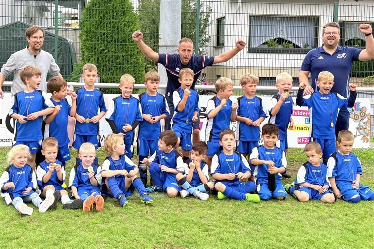 Die Bambini freuen sich über die Medaillen