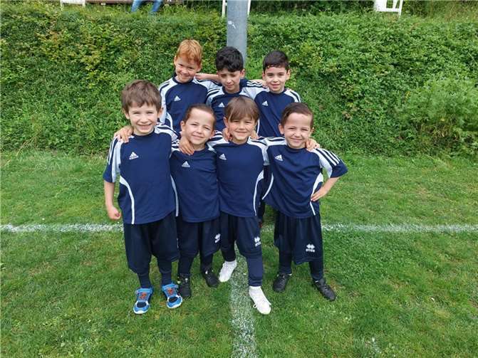 Die Bambini haben einen Pokal gewonnen. Foto: JSG Bad Breisig