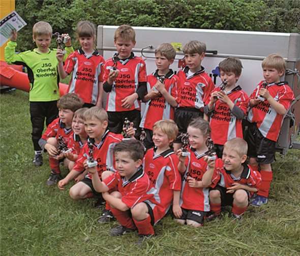 Die Bambini präsentierten stolz ihre Pokale. privat