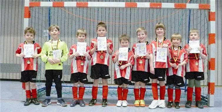 Bambini erhalten Urkunden und Medaillen