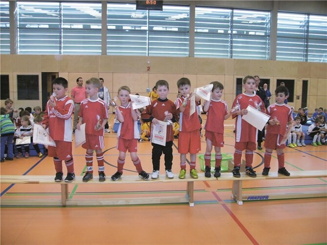 Die Bambini zeigen stolz ihre Urkunde. privat