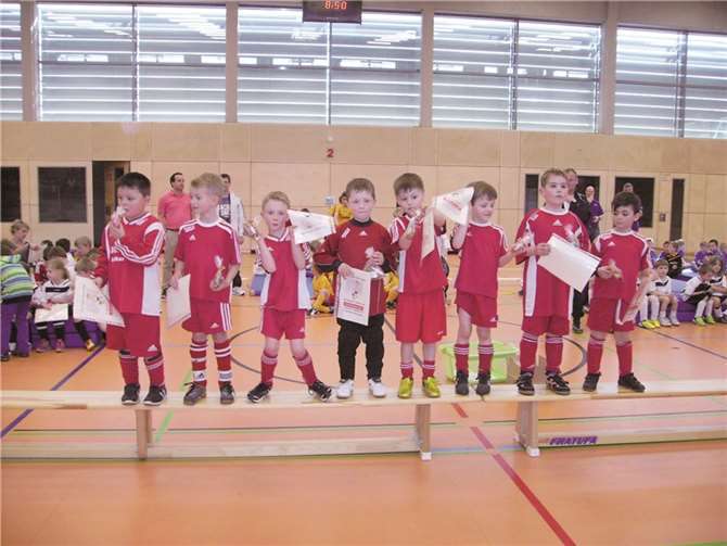 Die Bambini zeigen stolz ihre Urkunden. privat