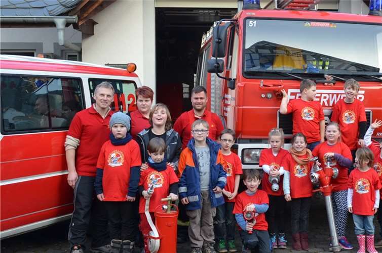 Die Bambinifeuerwehr im feuerroten Outfit.privat