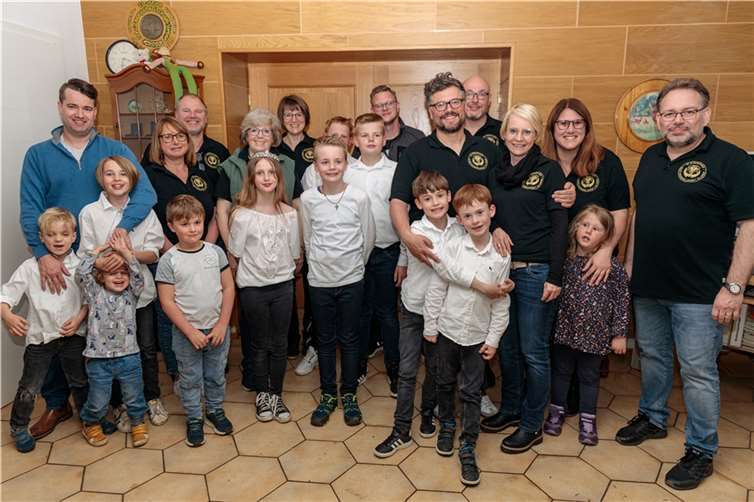 Die Bambinigruppe mit Eltern und dem Schießmeister und 1. Vorsitzenden Jürgen Grezla. Vorne Lea Kessler mit Diadem und Königskette . Fotos: SG Urbar
