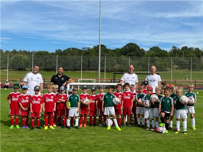 Die Bambinis aus Miesenheim und Namedy mit ihren Betreuern (v.l.) Thomas Heesen, Christian Greiner, Michael Sauerborn und Slawa Likow. Foto: Sauerborn