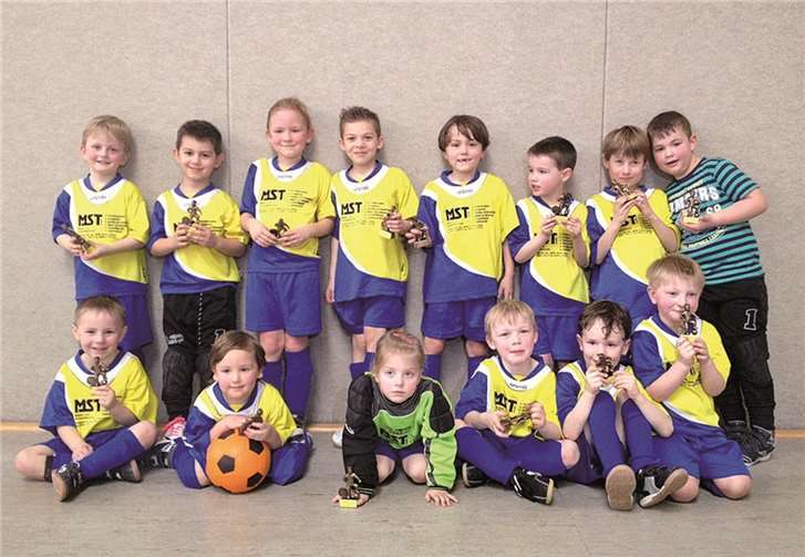 Die Bambinis der JSG Burgbrohl, glücklich mit Pokal. privat