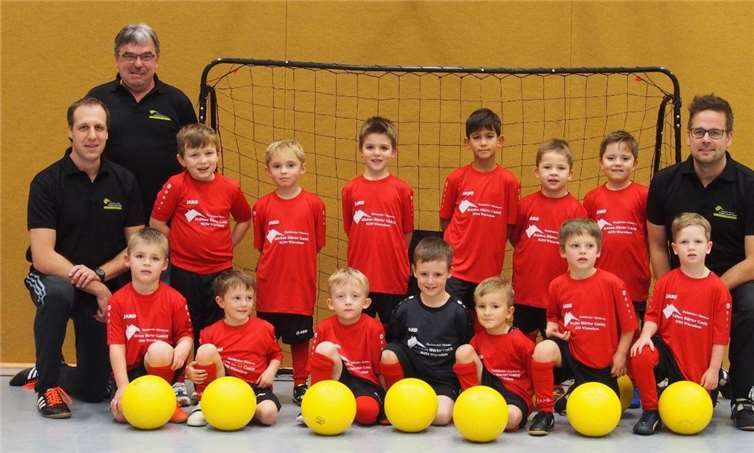 Die Bambinis der JSG Maifeld mit Hermann-Josef Hürter, Inhaber der Firma Holzbau Hürter GmbH.privat