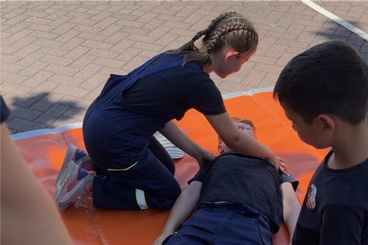 Feuerwehrübung zum Auftakt - Blaulichtparty - Bambinis und Jugendfeuerwehr zeigten ihr Könnnen