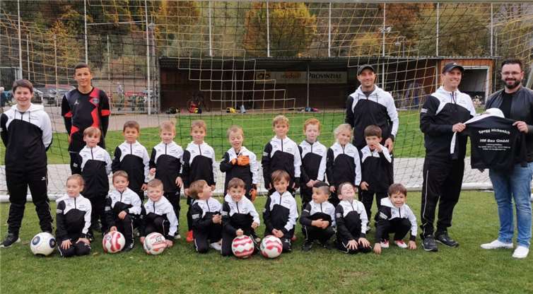 Die Bambinis der Spvgg Nickenich freuen sich über die neuen Trainingsanzüge. Rechts im Bild Walter Reichert, Geschäftsführer der HM-Bau und Trainer Udo SchmittFoto: Spvgg Nickenich
