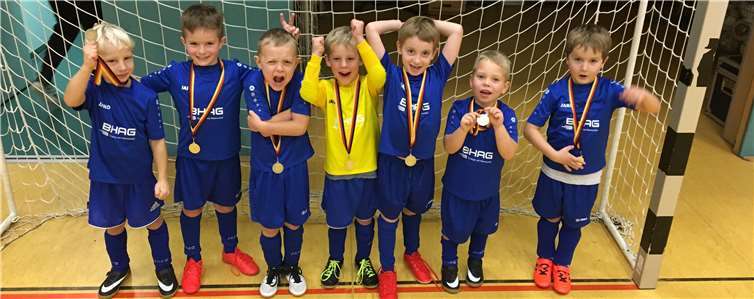 Die Bambinis des FC Unkel waren beim Adventsturnier in Puderbach erfolgreich. privat