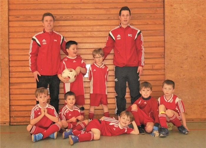 Die (Bambinis des FV Rot Weiss Erpel in Rheinbrohl,(stehend v.l.): Trainer T. Siebert, A. Stanke, L. Gries, Trainer M. Siebert, (sitzend v.l.): Ph. Hirzmann, L. Ockenfels, F. Jütte, L. Riegel, B. Liboth. privat