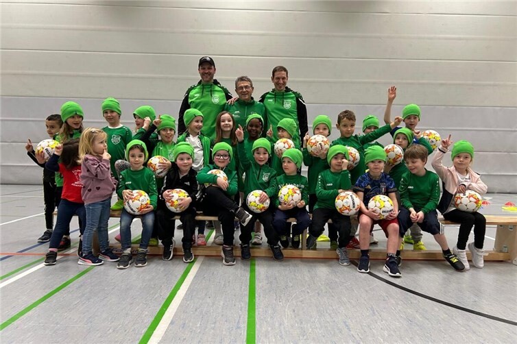 Die Bambinis des SV Grün-Weiß Alzheim mit den neuen Mützen und Bällen.
