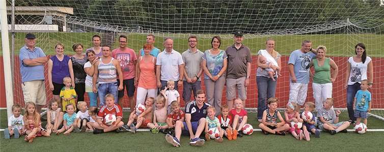 Die Bambinis des SV Maischeid standen zur Abschlussfeier mit ihren Eltern gemeinsam auf dem Platz.privat