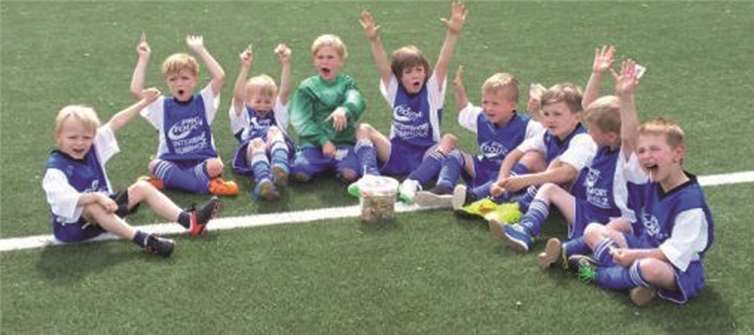 Die Bambinis des SV Maischeid (von links): Fabian Kohn, John Edel, Noah Leiendecker, Leon Morasch, Simon Neumann, Ilir Krasniqi, Enrico Allmann, Chiara Kutscher, Jannik Kutscher und Mika Simon (vorn).privat