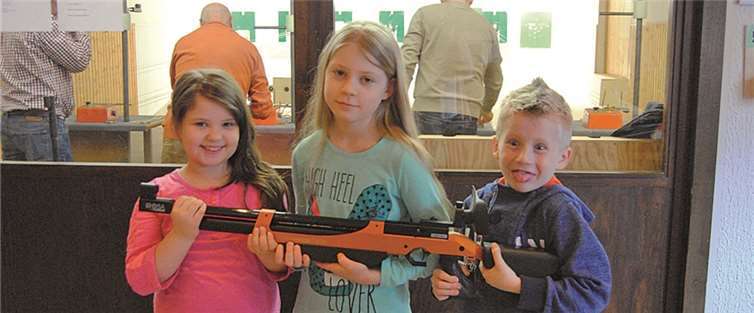 Die Bambinis ermittelten mit dem neuen Lichtpunktgewehr ihren besten Schützen.privat