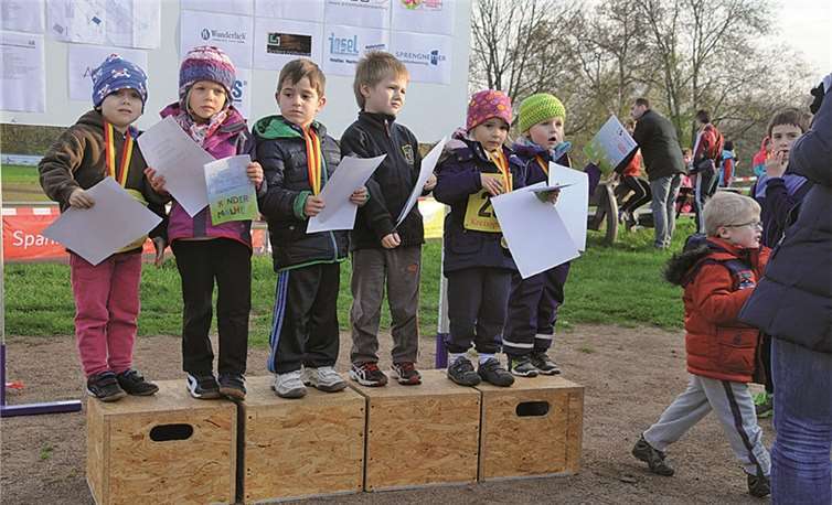 Die Bambinis freuen sich über ihre Urkunden. privat
