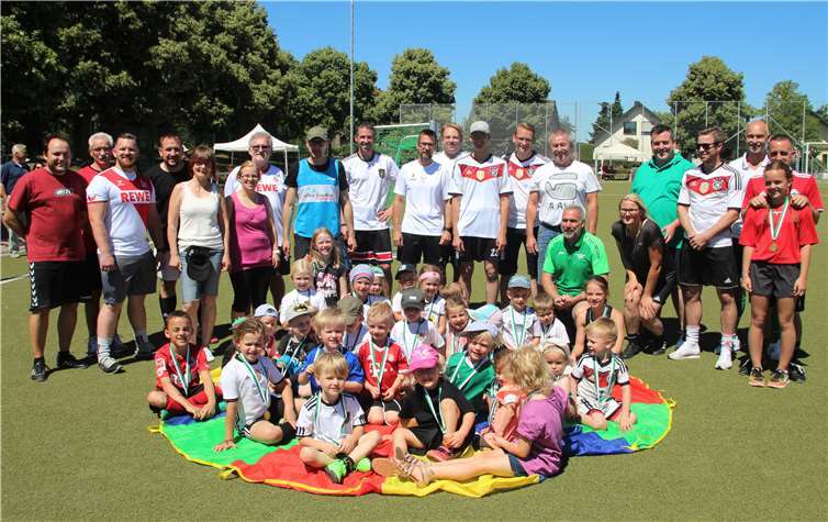 Die Bambinis freuen sich über ihre wohlverdiente Erinnerungsmedaille.privat