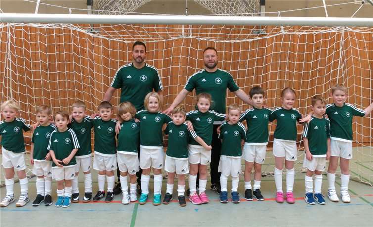 Die Bambinis in ihren neuen Trikots und den Trainern Dr. Meinhard Forkert und Christian GreinerGreiner