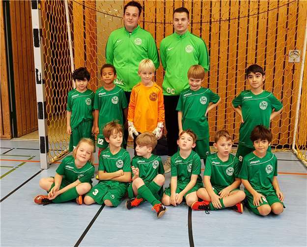 Die Bambinis mit Ihrem Trainerduo. Privat