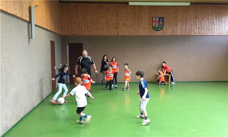 Die Bambinis sind in zwei Gruppen eingeteilt und trainieren alle zwei Wochen abwechselnd in Burgen und Macken.privat