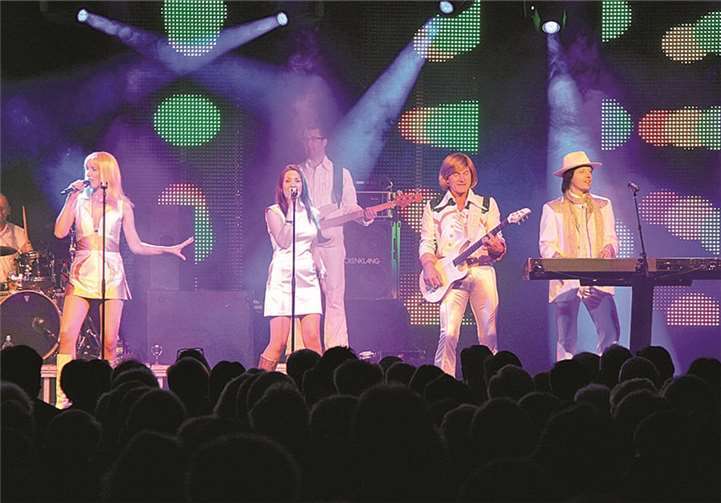 Die Band „ABBA 99“ werden mit ihren Hits die 70er Jahre wieder aufleben lassen und das Publikum in ihren Bann ziehen. privat