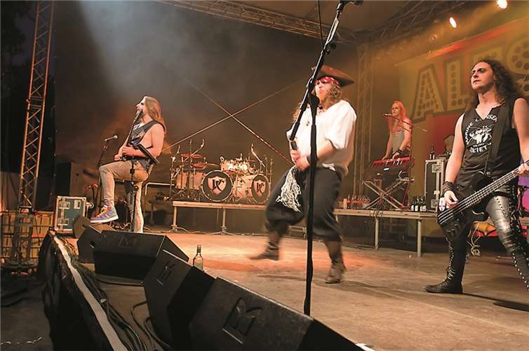 Die Band Alestorm bei ihrem Auftritt.