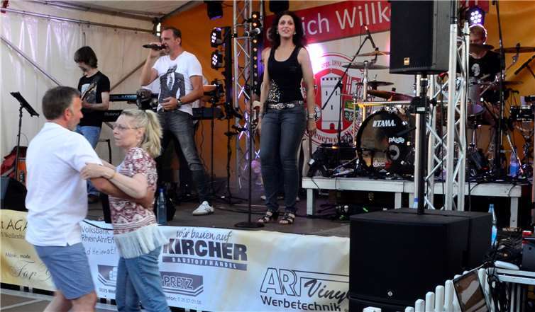 Die Band „BeToBe“ war zum ersten Malbeim Lampionfest und heizte den Gästen so richtig ein.