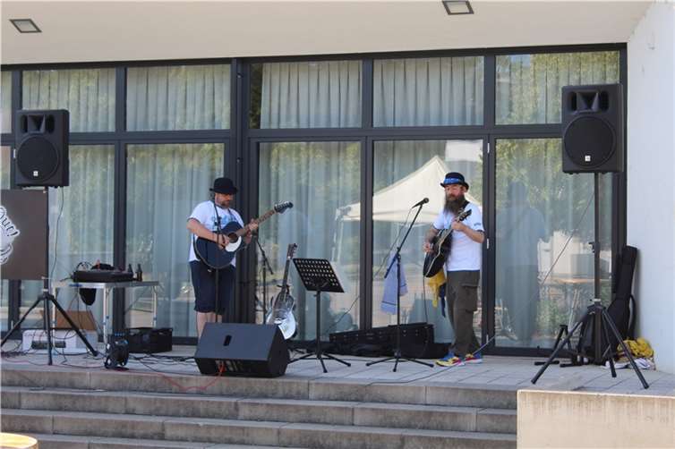Die Band „Birds Out“ spielte kostenlos vor dem Bürgerhaus.