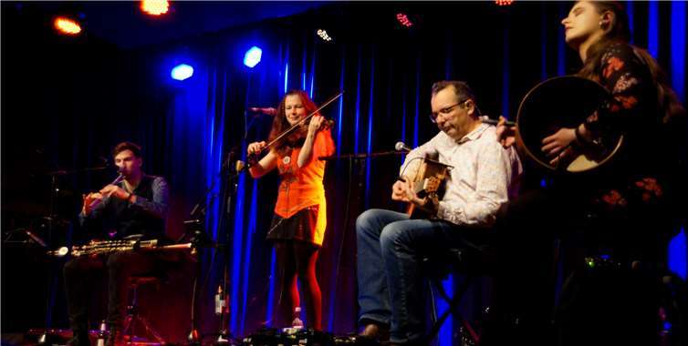 Die Band „Cara“ verzauberte mit ihren Irish Folk-Klängen den Saal. Fotos: MIH