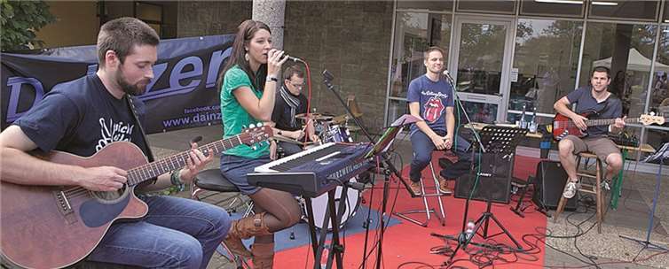 Die Band „Dainzer“ sorgte für die musikalische Umrahmung des Schulfestes.