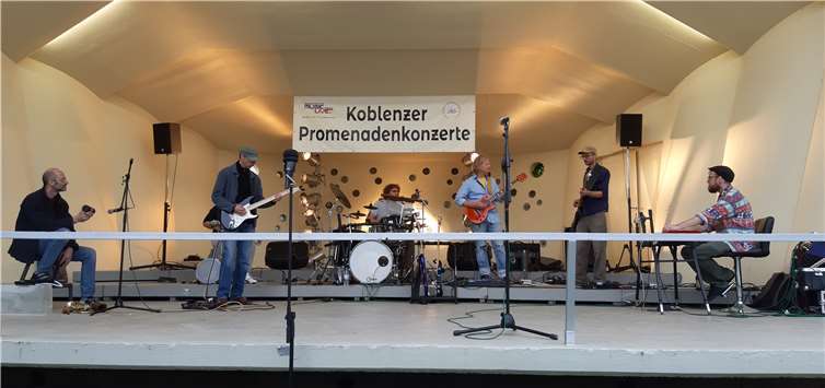 Die Band Die Aus Dem Keller Kam: v.l.n.r. Marcus Tullius (Melodica), Christian Speier (Gitarre), Ahmad Rostom (Percussion), Wolfgang Ernst (Drums), Daniel Lipskey (Gitarre), Fabian Steiger (Bass), Felix Rieder (Keyboard).