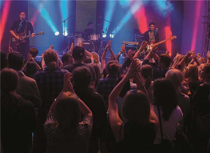 Die Band „EMMA6“ trat als Special Guest auf und spielte bis zur Entscheidung der Jury.